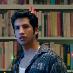 Santiago Suárez 飾演 Checo