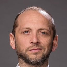 Sebastián Layseca 飾演 Angelito