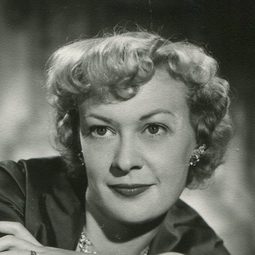 Eleanor Summerfield 飾演 Mrs. Harkness