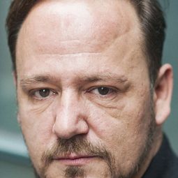 Andreas Anke 飾演 Albat