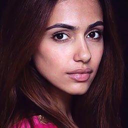 Tessa Vellara 飾演 Twins