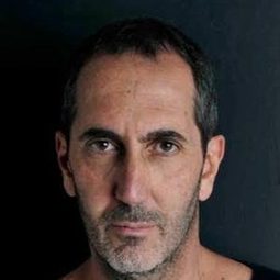 Paolo Calabresi 飾演 Tony Martini