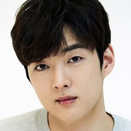 姜英錫 飾演 Geum-bok