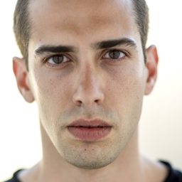 恩里可·博雷洛 - 真情一線牽演員 飾演Receptionist