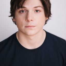 Jack Mulhern 飾演 Bobby Sanders