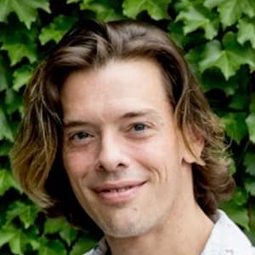 Marc-André Leclair - 變裝妖舞演員 飾演Nicolas / Becky Bobo