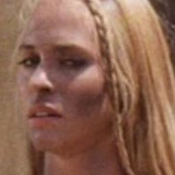 Marie Louise Sinclair 飾演 Anna