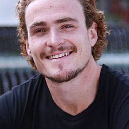 Alexander Bertrand 飾演 Pitbull