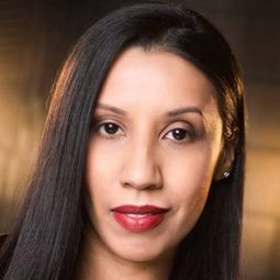 Nayeli Esparza 飾演 Police Officer