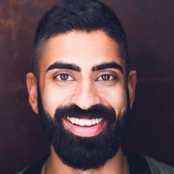 Anoop Desai 飾演 Fakir