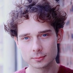 Roman Kossowski 飾演 Simon