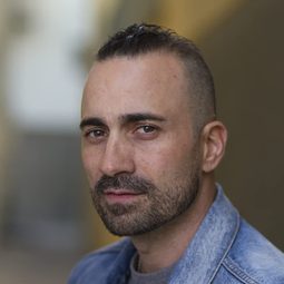 Jay Giannone 飾演 Off-Duty Police Officer