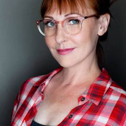 Kathy Searle 飾演 Ticket Agent