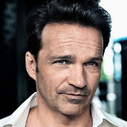 Mathias Herrmann 飾演 Alfie