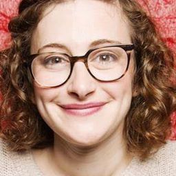 Jo Firestone 飾演 Desi