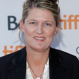 麥肯·貝爾德 飾演 Bobbi Sternheim (voice)