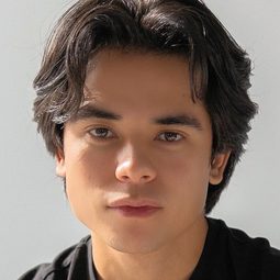 Martin Martinez 飾演 Sebastian