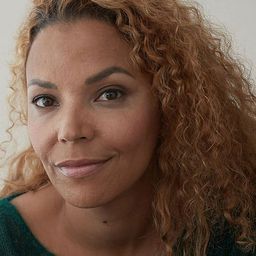 Amira Khalifa - 雙重身分演員 飾演The Facility Receptionist