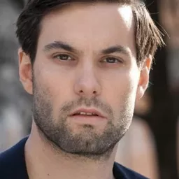 Maximilian Simonischek 飾演 Robert Frei