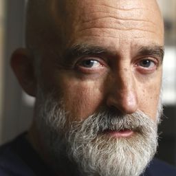 Angelo Orlando 飾演 Emme