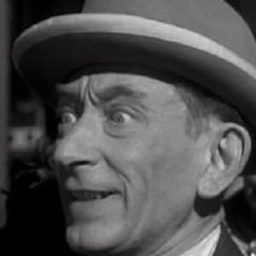 Jacques Cey 飾演 Waiter