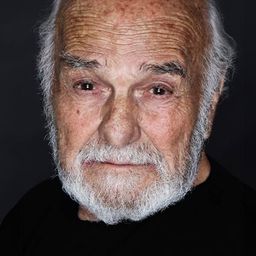 Erol Aksoy 飾演 Nazmi Amca