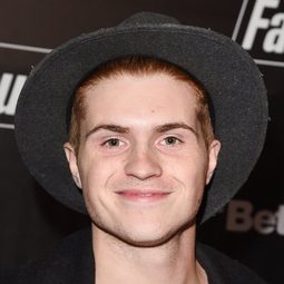 Jake Austin Walker 飾演 Hardy Brown