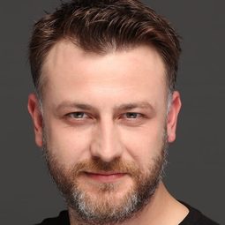 Emre Tetikel 飾演 Mohammed