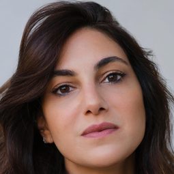 Wafa'a Celine Halawi 飾演 Farah's Sister