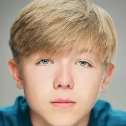 Austin Haynes 飾演 Young Boy