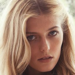 Léa Rostain 飾演 Tess