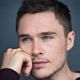 Sam Underwood 飾演 Leocadia