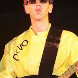 Bob Casale 飾演 Self [DEVO]