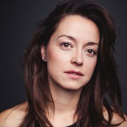 伊莎貝爾·吉魯 飾演 Hélène