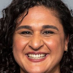 莎敏·諾斯拉 飾演 