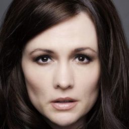 Amye Gousset 飾演 Gina