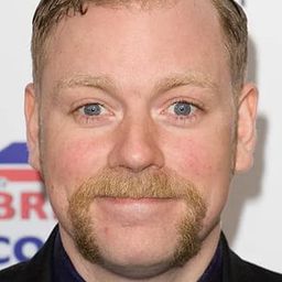 Rufus Hound 飾演 P.C. Dougie