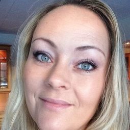 Helena Ellison 飾演 Annelie