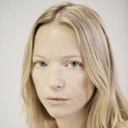 Natalie Press 飾演 Marieke