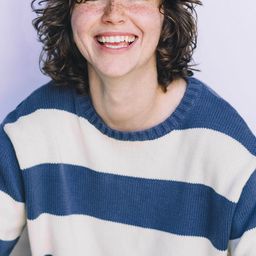 Miles McKenna - 魘曲演員 飾演Alexis