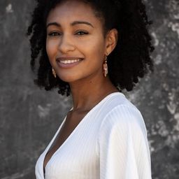 Natalie Simpson 飾演 Cordelia