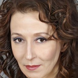 Defne Halman 飾演 Holly's Mother