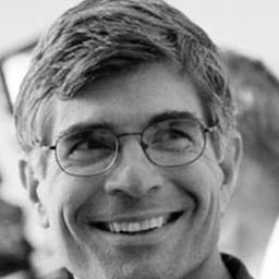 John De Bello 飾演 Charles White