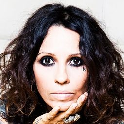 Linda Perry 飾演 Self
