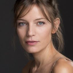 Susana Gil 飾演 Isabel