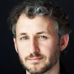 邁克爾·台里奧特 飾演 Bruce Johns