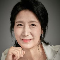 鄭雅美 - 惡爸警探演員 飾演Landlady