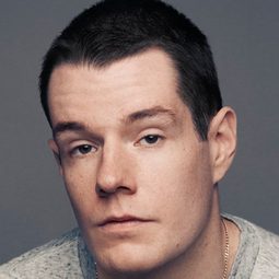 康納史溫渡 飾演 Robert Martin