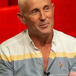 Mugur Mihăescu 飾演 Bizo