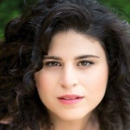 奧莉薇亞·史坦伯利亞 飾演 Brenda